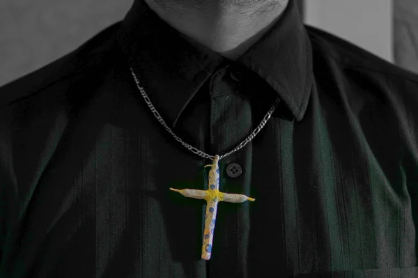 Closeup Shot Man Wearing Black Shirt Cross Necklace Made Joints — Stockfoto