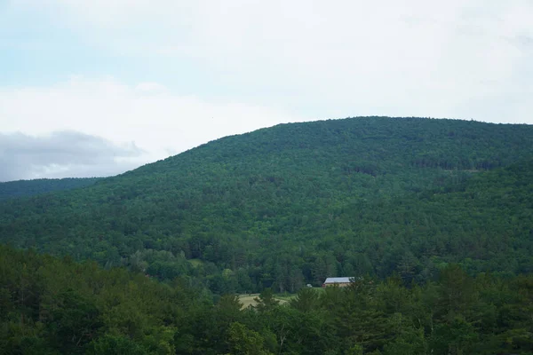 Vermont Bulutlu Gökyüzü Ile Yeşil Dağların Güzel Manzarası — Stok fotoğraf