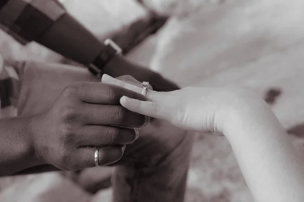 Yeni Evli Bir Çiftin Çok Irklı Evlilik Yüzükleri Takarak Yakın — Stok fotoğraf