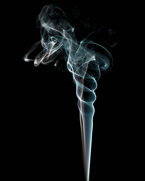 Fumo Una Sigaretta Uno Sfondo Scuro — Foto Stock