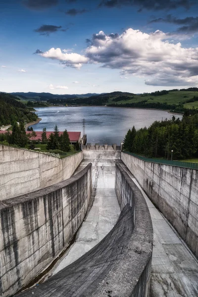 Eine Vertikale Aufnahme Des Sees Umgeben Von Grünen Hügeln Schloss — Stockfoto
