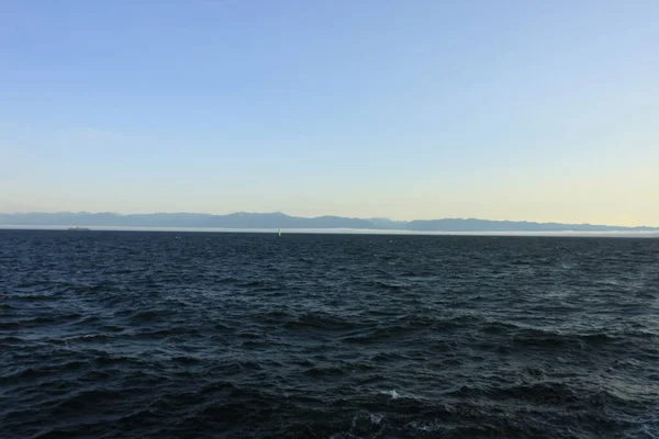 Une Belle Vue Sur Mer Avec Une Montagne Peu Claire — Photo