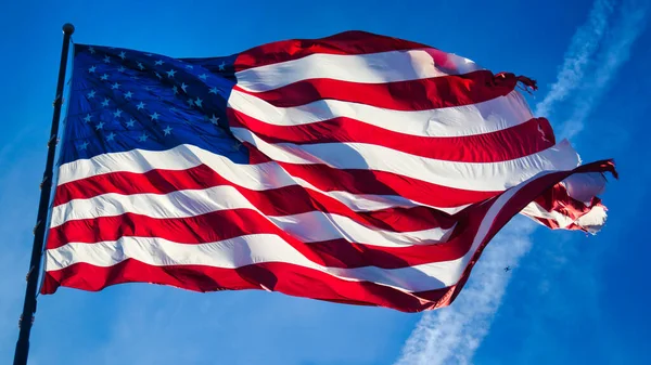 Gökte Dalgalanan Amerikan Bayrağının Alçak Açılı Görüntüsü — Stok fotoğraf