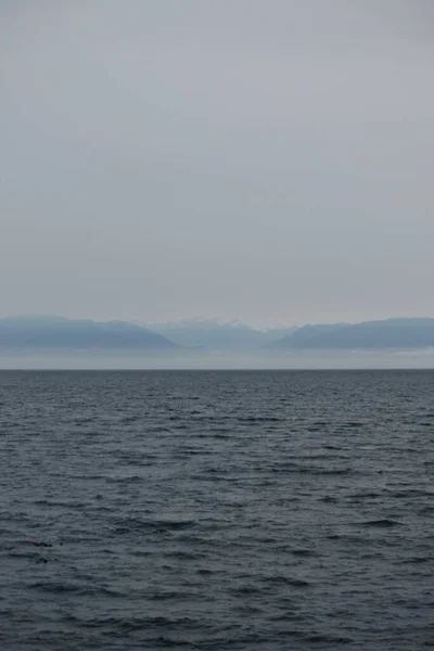 Sebuah Gambar Laut Dengan Gunung Tertutup Dengan Salju Latar Belakang — Stok Foto