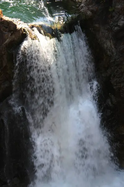 Tiro Fluxo Água Uma Cachoeira Natural — Fotografia de Stock