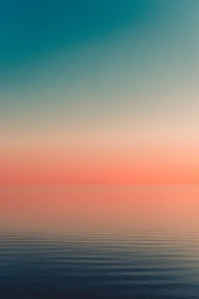 Μια Όμορφη Θέα Του Πορτοκαλί Ηλιοβασίλεμα Πάνω Από Τον Ωκεανό — Φωτογραφία Αρχείου