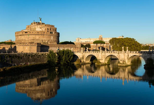 Lenyűgöző Kilátás Vár Sant Angelo Tükröződik Víz Ellen Kék Rómában — Stock Fotó