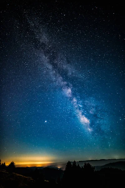 Plano Vertical Del Cielo Nocturno Con Hermosa Vía Lechosa — Foto de Stock