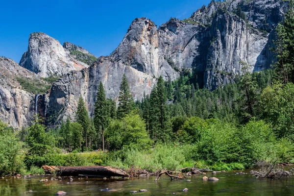 Een Prachtig Uitzicht Een Rivier Yosemite National Park Verenigde Staten — Stockfoto
