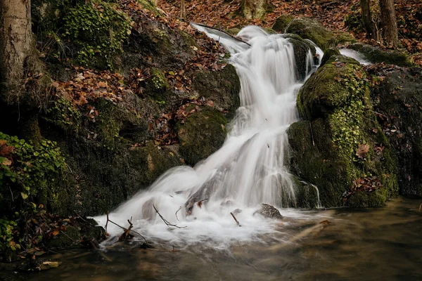 Der Schöne Wasserfall Herbstlichen Wald — Stockfoto