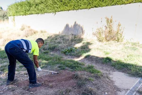 Hombre Con Ropa Trabajo Arando Tierra Con Una Azada — Foto de Stock