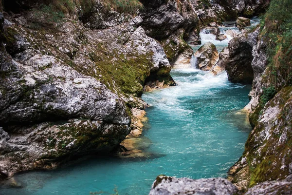 Красивий Вид Річку Бірюзовою Водою Великою Кількістю Скель — стокове фото