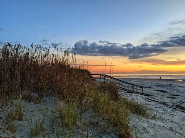 在日落背景下的海滨海滨人行道上美丽的风景 — 图库照片