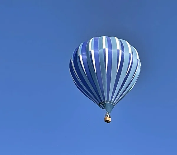 空を飛ぶパラシュートの美しいショット — ストック写真