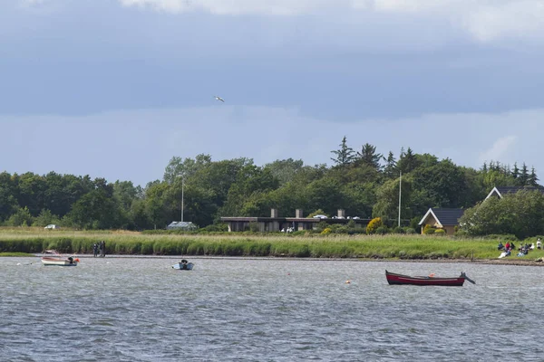 Vacker Utsikt Över Liten Båt Havet Med Ett Stort Grönt — Stockfoto