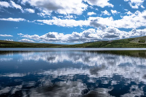 Awan Yang Indah Atas Danau — Stok Foto