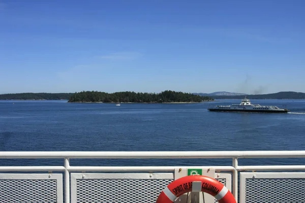 Beautiful View Big Boat Small Green Island Blue Ocean — Stock Photo, Image