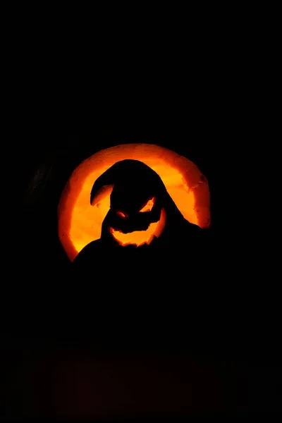 Una Calabaza Halloween Con Una Decoración Aterradora Sobre Fondo Negro — Foto de Stock