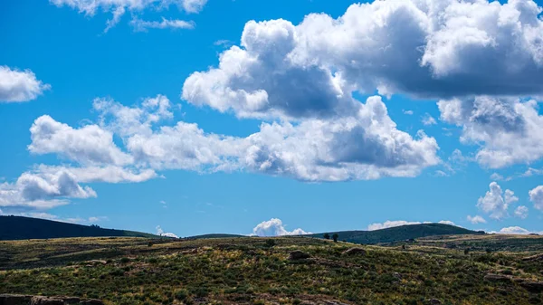 Het Prachtige Wolkenlandschap Boven Het Hoogland — Stockfoto