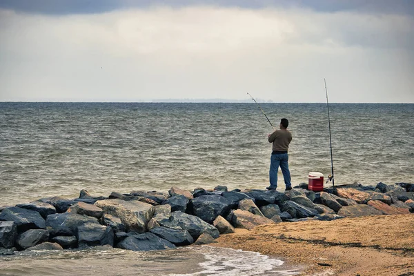 Una Persona Pescando Pie Las Rocas Junto Mar — Foto de Stock