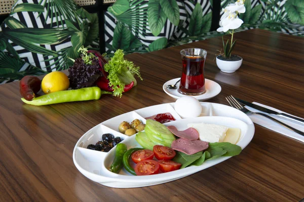 Primer Plano Del Desayuno Plato Blanco Una Mesa — Foto de Stock