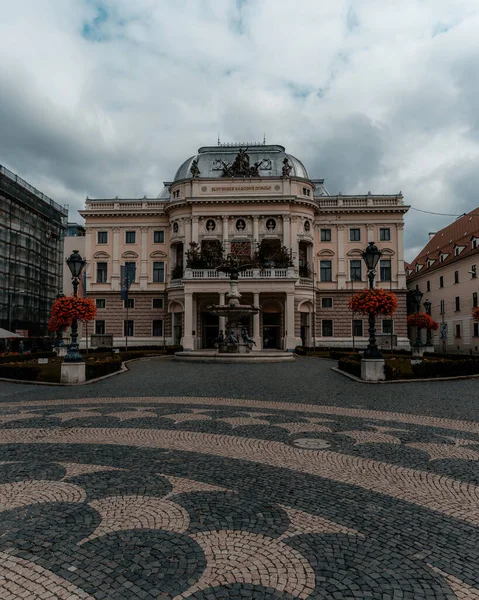 Uma Foto Vertical Teatro Nacional Eslovaco Bratislava Eslováquia — Fotografia de Stock