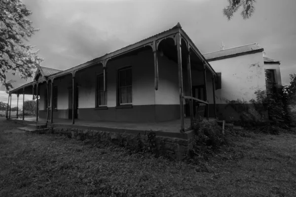 Una Escala Grises Una Antigua Granja Con Ventanas Madera — Foto de Stock