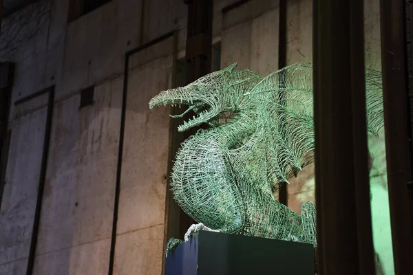 口を開けて緑色の龍の彫刻の選択的フォーカスショット — ストック写真