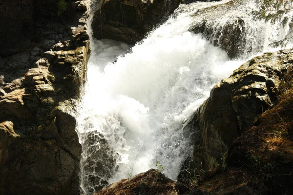 Tiro Água Que Flui Uma Cachoeira Natural Entre Rochas — Fotografia de Stock