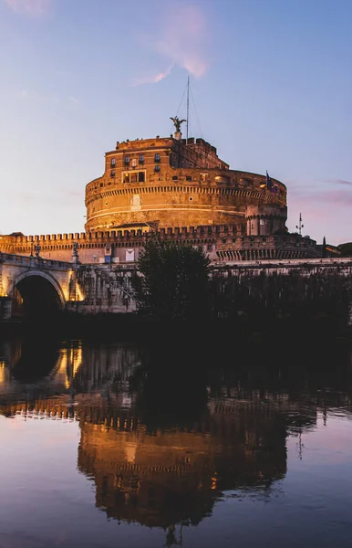 意大利罗马一座迷人的圣安杰洛城堡映照在水面上 映衬着夕阳西下的天空 — 图库照片