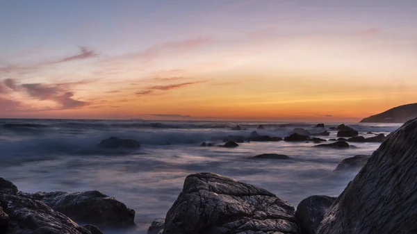 Deniz Kıyısındaki Büyük Kayaların Üzerinde Güzel Bir Gün Batımı Manzarası — Stok fotoğraf