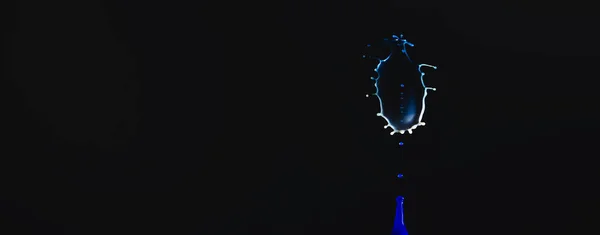 Salpicadura Agua Aislada Sobre Fondo Negro Perfecto Para Fondos Pantalla —  Fotos de Stock