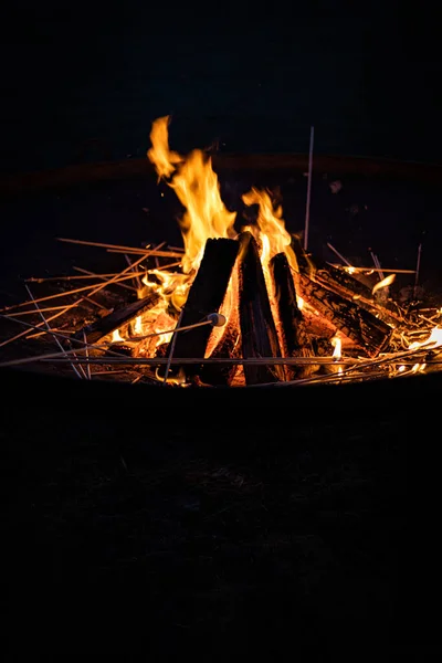 Şenlik Ateşinin Dikey Görüntüsü Tahta Bir Çubuğun Üzerinde Lokum — Stok fotoğraf
