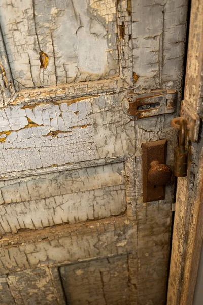 Old Door Cracks Prison — Stockfoto
