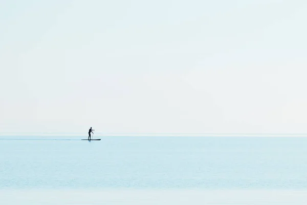 Beautiful View Man Standing Paddling Boat Blue Sea — Stock Photo, Image