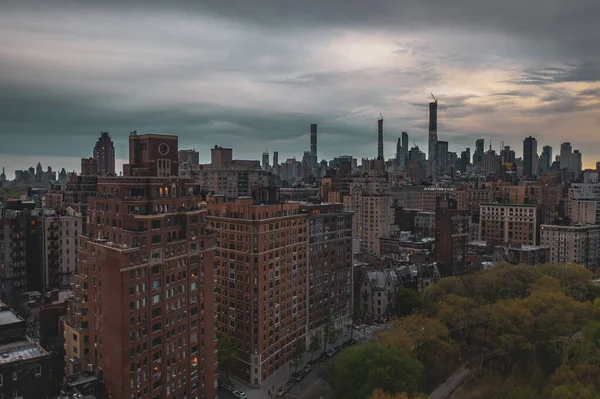 Una Vista Aérea Una Ciudad Con Rascacielos Árboles Bajo Cielo —  Fotos de Stock