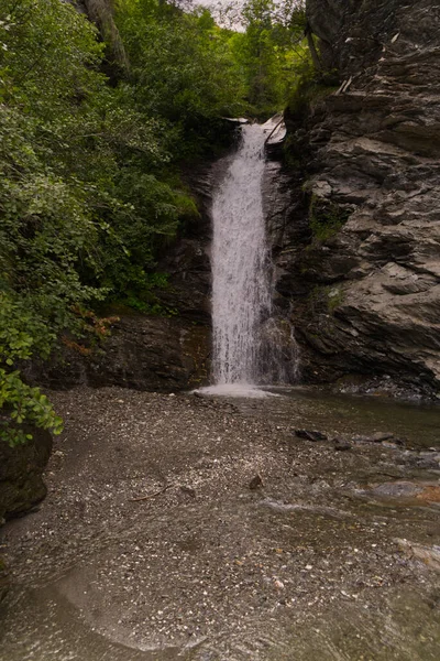 Eine Vertikale Aufnahme Eines Wasserfalls Grünen Üppigen Wald — Stockfoto