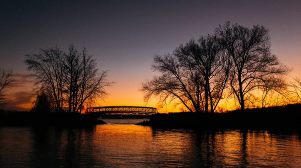 Uma Ponte Sobre Rio Rodeada Por Árvores Pôr Sol Cênico — Fotografia de Stock