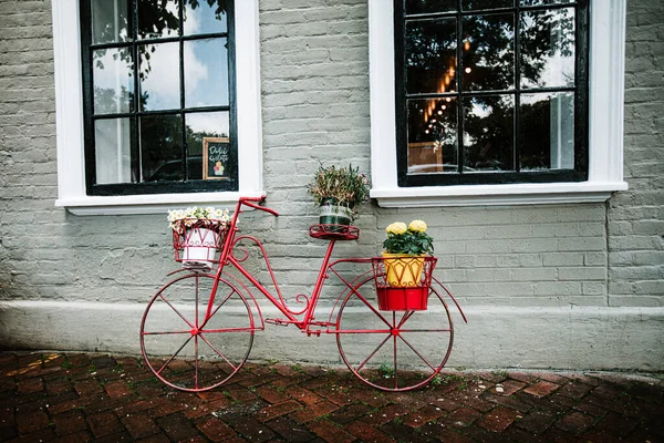 Eine Schöne Aufnahme Eines Roten Fahrrads Voller Blumen Während Des — Stockfoto