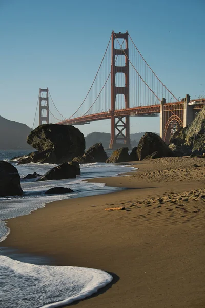 Песчаный Пляж Знаменитый Золотой Мост Заднем Плане Солнечный День — стоковое фото