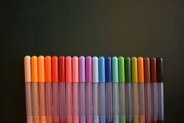 Zbliżenie Zestawu Kolorowych Pisaków Ciemnym Tle — Zdjęcie stockowe