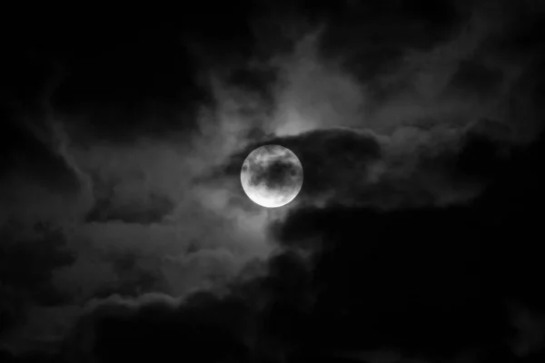 Grayscale Shot Full Moon Seen Clouds — Stock Photo, Image