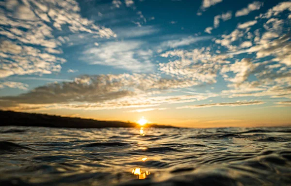 Een Adembenemende Opname Van Een Zeegezicht Onder Betoverende Zonsondergang — Stockfoto