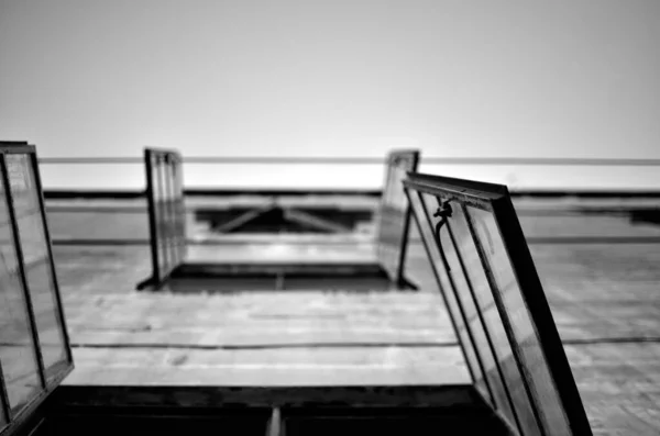 建物の窓を開けて撮影された灰色の低角度 — ストック写真