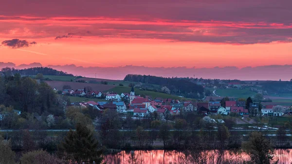 Een Betoverende Opname Van Een Stad Onder Roze Paarse Zonsondergang — Stockfoto