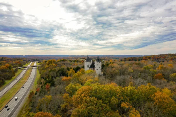 Una Vista Aérea Antiguo Castillo Bosque Otoño —  Fotos de Stock