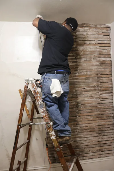 Ένας Άνδρας Στέκεται Μια Ρουστίκ Σκάλα Φάκελο Που Εργάζονται Για — Φωτογραφία Αρχείου