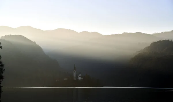 Vue Panoramique Une Vieille Église Milieu Champ Entourée Montagnes Forestières — Photo