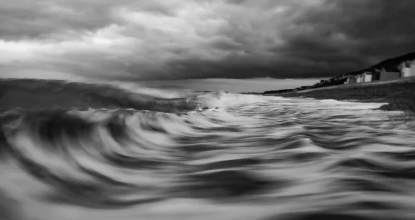 Tiro Tirar Fôlego Uma Paisagem Marinha Sob Céus Nublados Tons — Fotografia de Stock