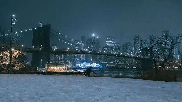 Uma Foto Panorâmica Ponte Manhattan Nova York Dia Inverno Nevado — Fotografia de Stock